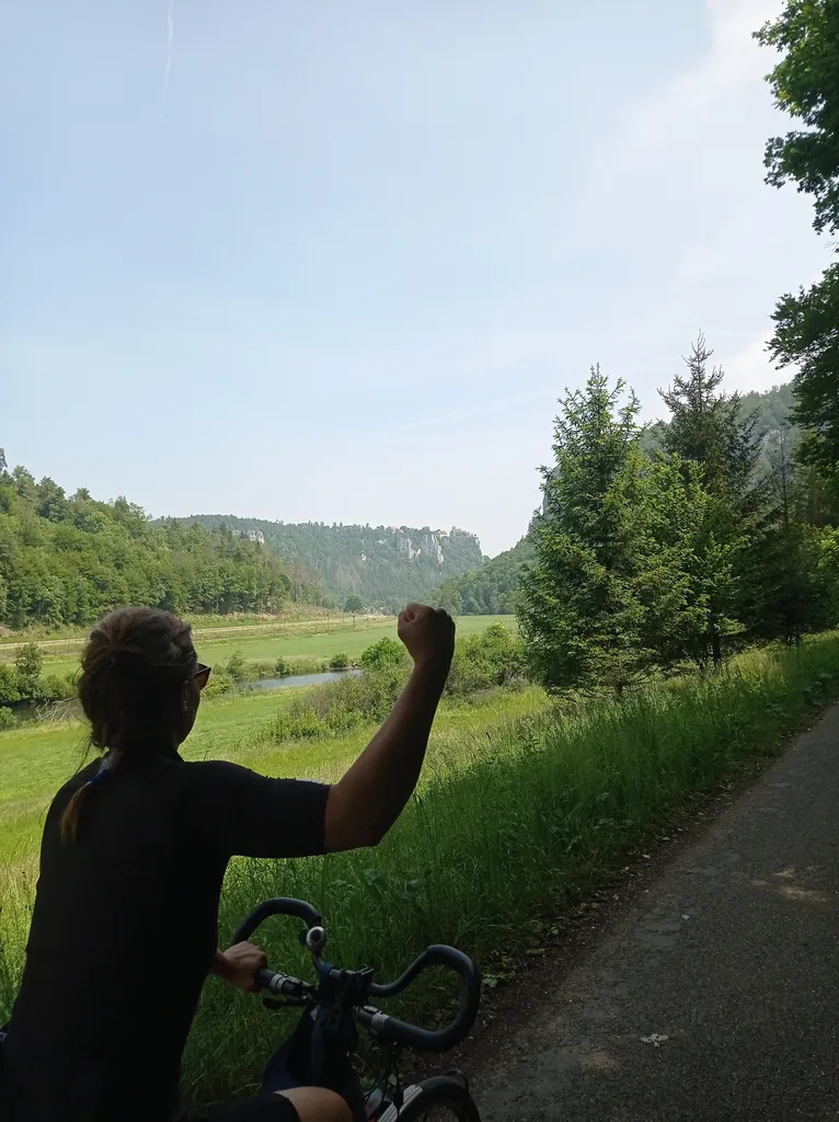 Eef rijdt het Donautal te Beuron binnen