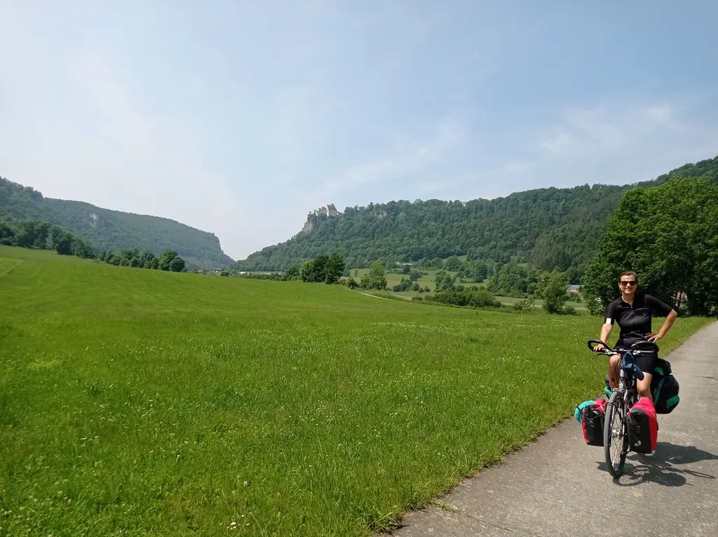 Eef mega bli met een Schloss op de achtergrond