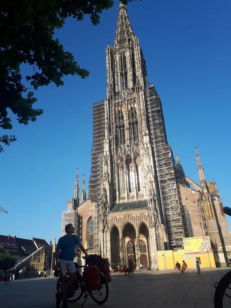 Mathi aan de dom van Ulm (buikligperspectief)