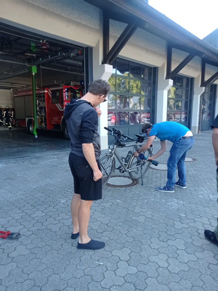 De vriendelijke brandweervrijwilliger in actie