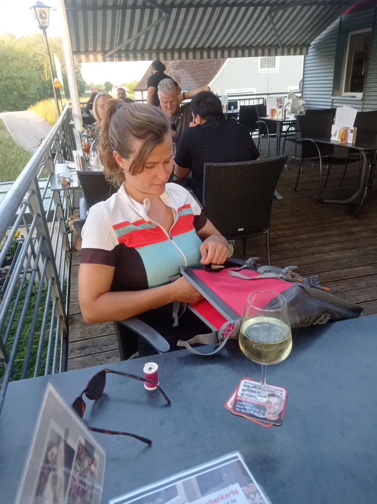 Eef naait verder bij de pinsabar